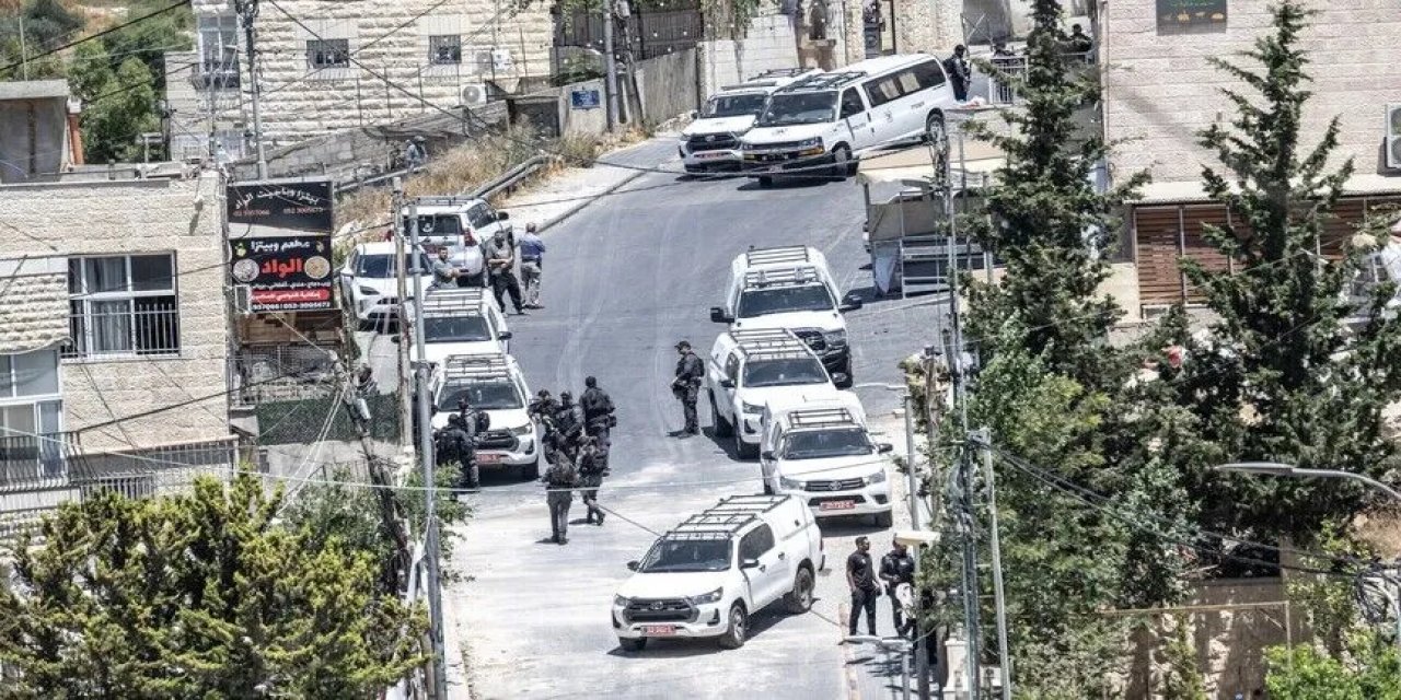 İsrail Güçlerinin Attığı Ses Bombaları Nedeniyle Doğu Kudüs'te Bir Köyde Dükkanlarda Yangın Çıktı