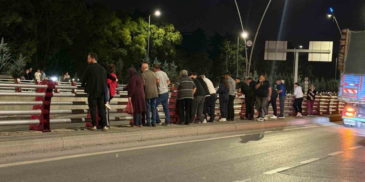 Kayseri Kocasinan'da 3 Otomobilin Karıştığı Zincirleme Kazada 2 Sürücü Yaralandı
