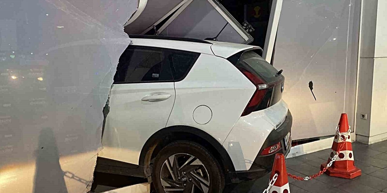 Küçükçekmece'de Benzinliğin Malzeme Odasına Giren Otomobildeki Sürücü Yaralanmadı