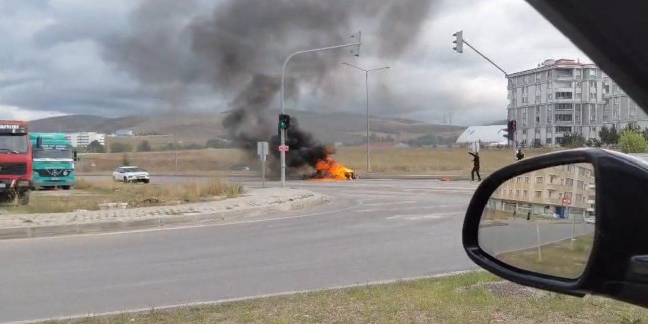 Bayburt'ta Seyir Halindeki Kamyonetin Jeneratörü Alev Alınca Yol Ortasına İndirildi