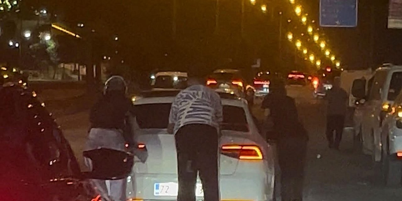 Batman'da Patenli 1'i Kadın 3 Kişi Otomobile Tutunup Trafikte Dakikalarca İlerledi