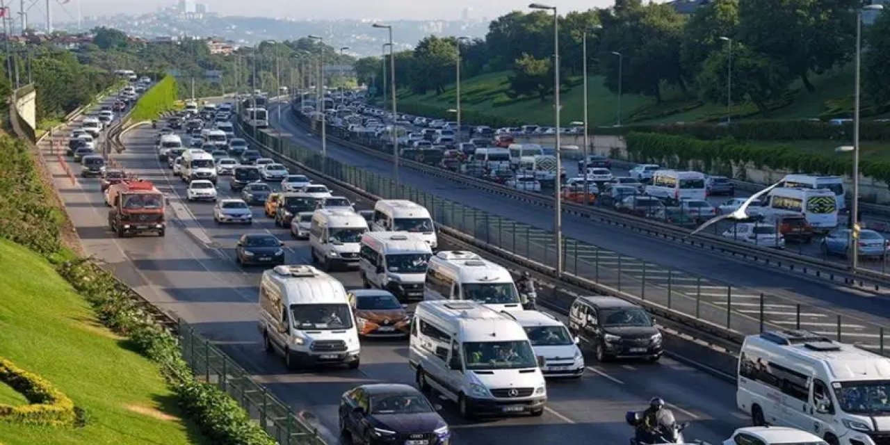 İstanbul'da Haftanın İlk İş Gününde Trafik Yoğunluğu Yaşanıyor