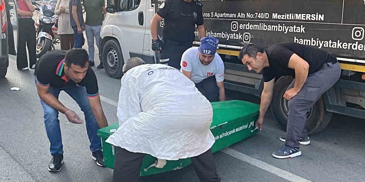 Mersin Erdemli'de Tırla Çarpışan Motosiklet Savruldu, Sürücü Öldü Oğlu Yaralandı