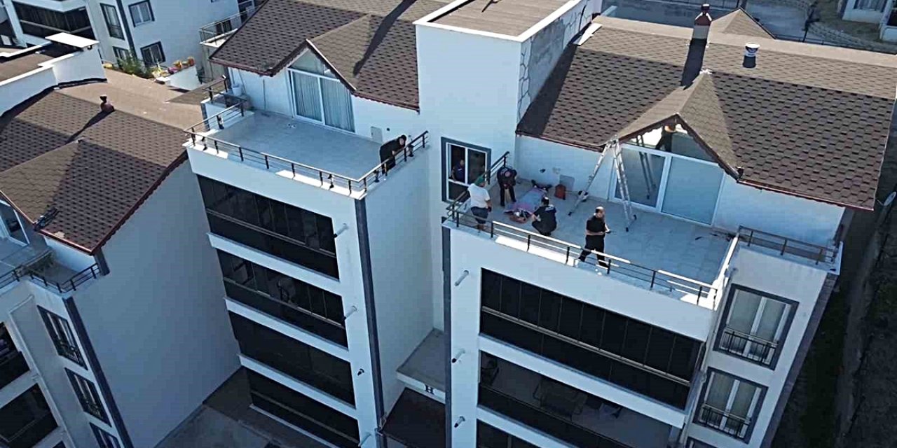 Bursa Mudanya'da Tadilat Yapan İşçi Çatıdan Dubleks Balkonuna Düşerek Yaralandı