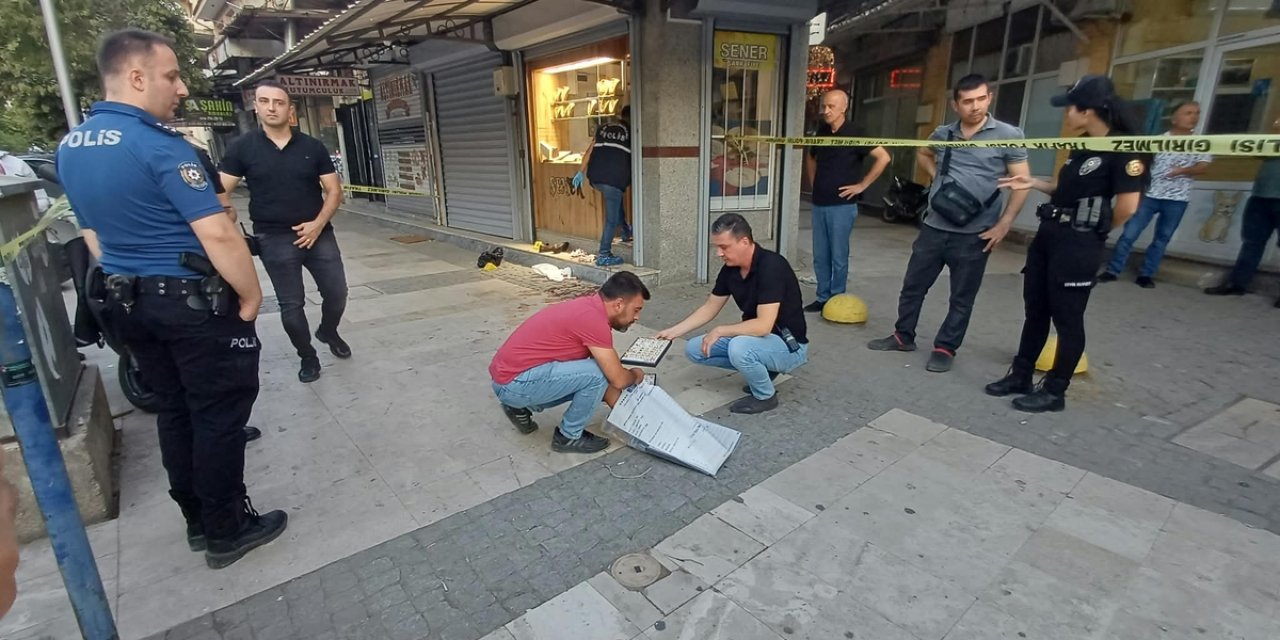Manisa Salihli'de Kuyumcu Soygununda 2 Kişiyi Yaralayan Şüpheli Esnafa Yakalandı