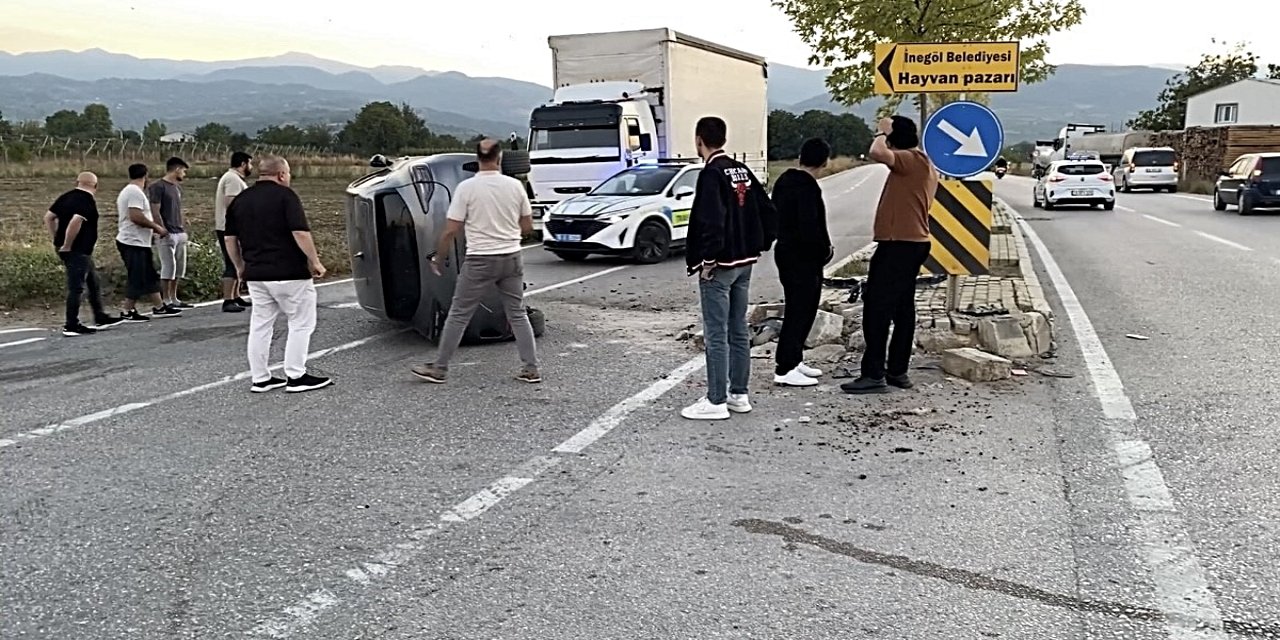Bursa İnegöl'de Çarpışmayı Önleyen Otomobil Refüje Çarpıp Devrildi, 1 Kişi Yaralandı