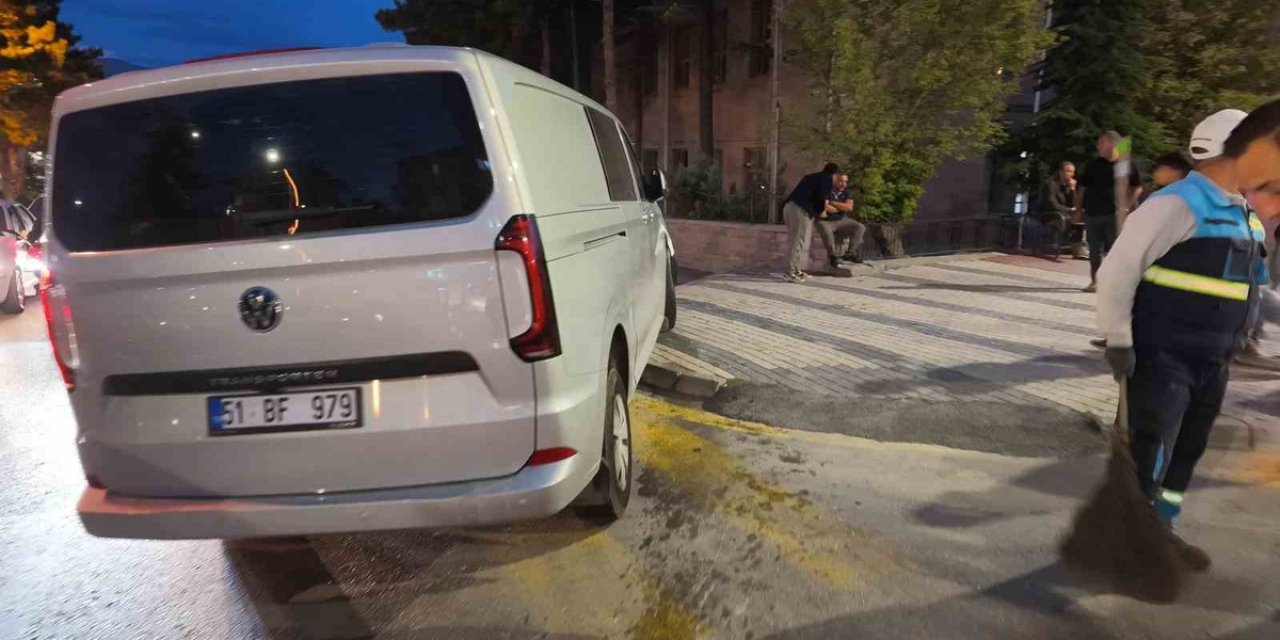 Niğde'de Hafif Ticari Araç Kaldırımdaki Ağaca Çarparak Durabildi, 3 Sürücü Yaralandı