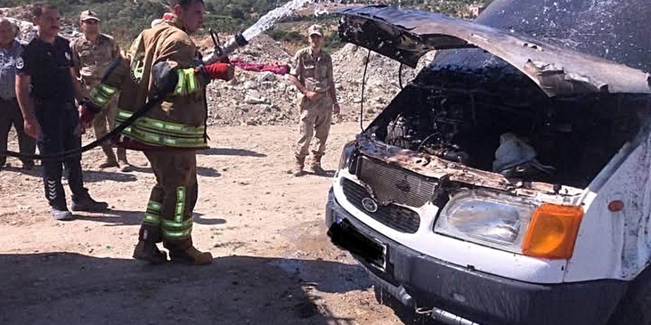 Antakya'da Minibüsün Motoru Alev Aldı, Yangın Çevreye Yayılmadan Söndürüldü