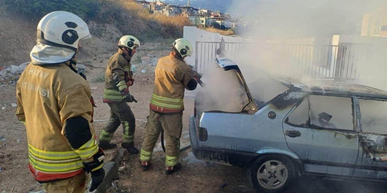 İskenderun'da Park Halindeki Otomobil Alev Aldı, Yangında Araç Kullanılmaz Hale Geldi