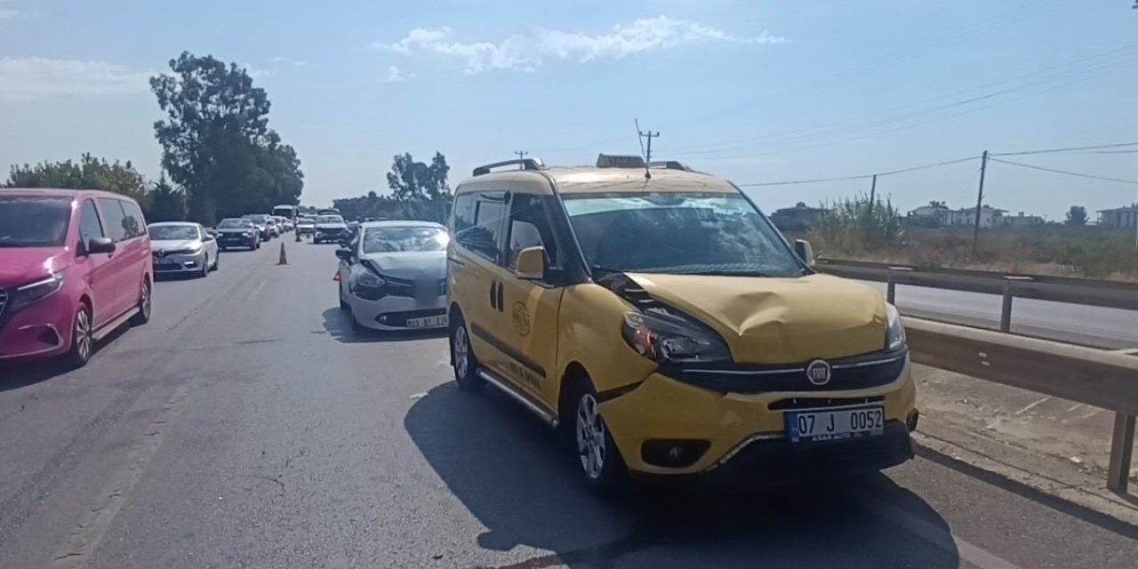 Manavgat'ta 3 Aracın Çarpıştığı Kazada Yaralanan Olmadı, Araç Kuyruğu Oluştu