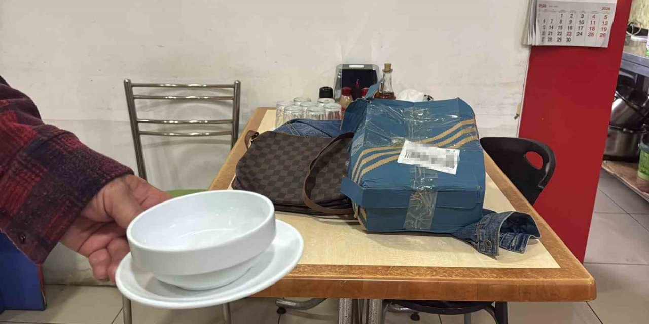 Eskişehir Tepebaşı'nda 30 Tabak Siparişine Kot Pantolon Ve Almanya Aşı Kartı Geldi