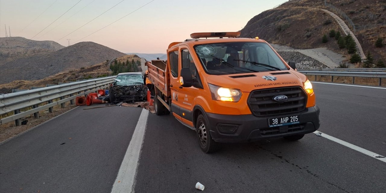 Niğde Ulukışla'da Karayolları Kamyonetine Çarpan Otomobilde 1 Yolcu Öldü, 3 Yaralandı