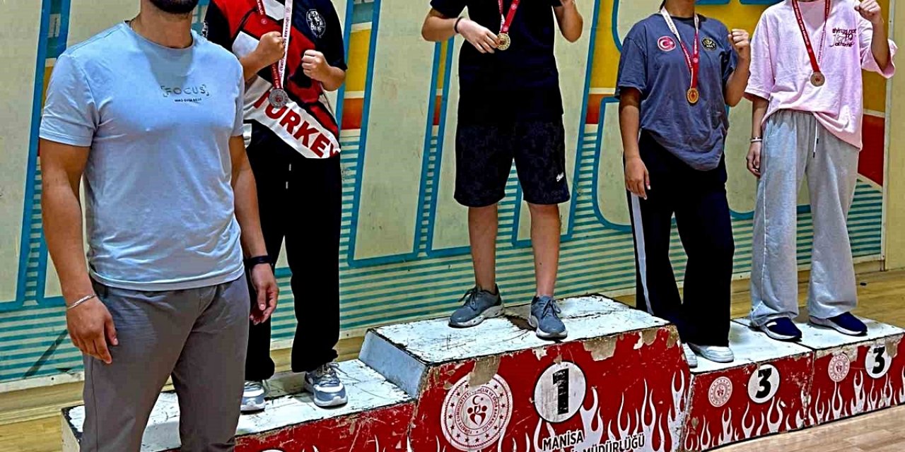 Bilecikli Sporcular Manisa'daki 17. Muaythai Zafer Kupası'nda 8 Derece Kazandı