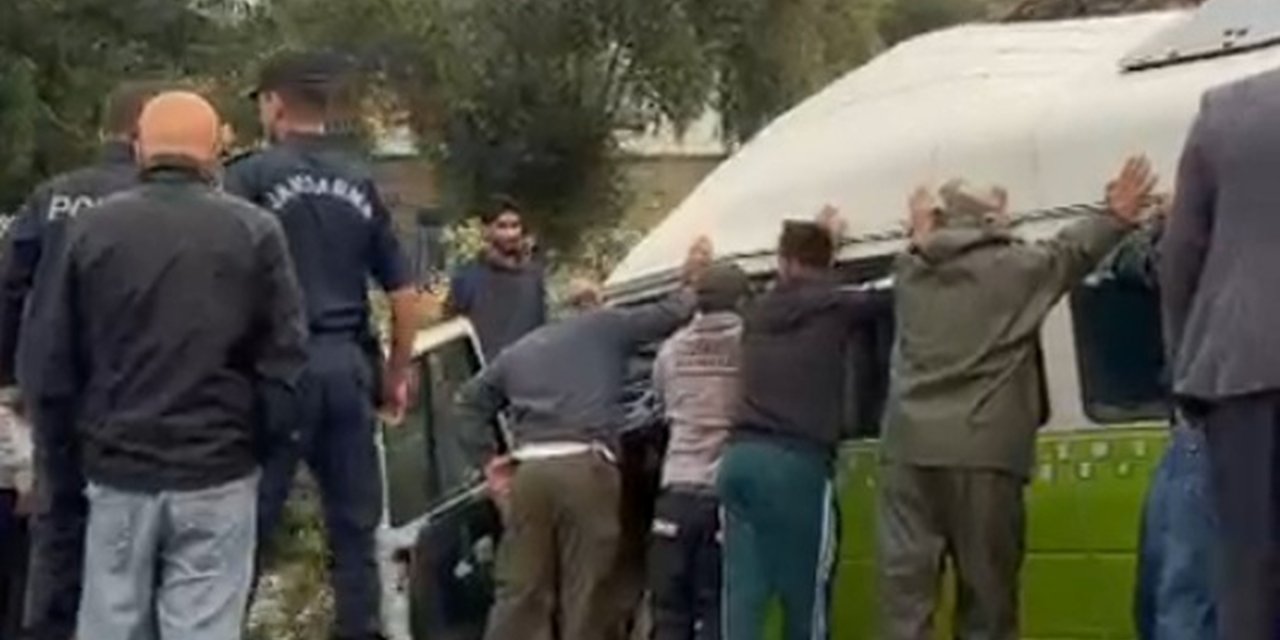 Çanakkale Gökçeada'da Minibüs Su Kanalına Devrildi, Sürücü Öldü, 2 Yolcu Yaralandı