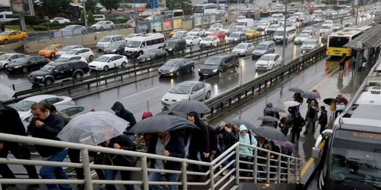 İstanbul'da Yağış Sonrası Trafik Yoğunluğu Saat 08.15'te Yüzde 71'e Ulaştı
