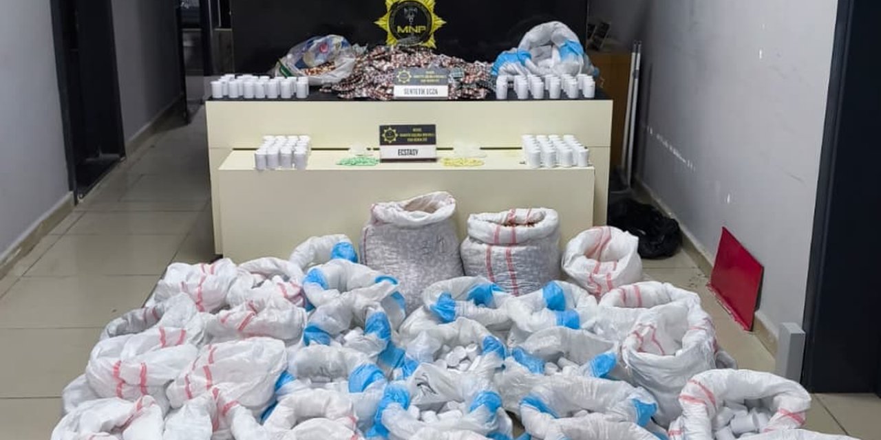 Mersin'de Hastane Otoparkındaki Minibüste 256 Bin 900 Sentetik Hap Ele Geçirildi