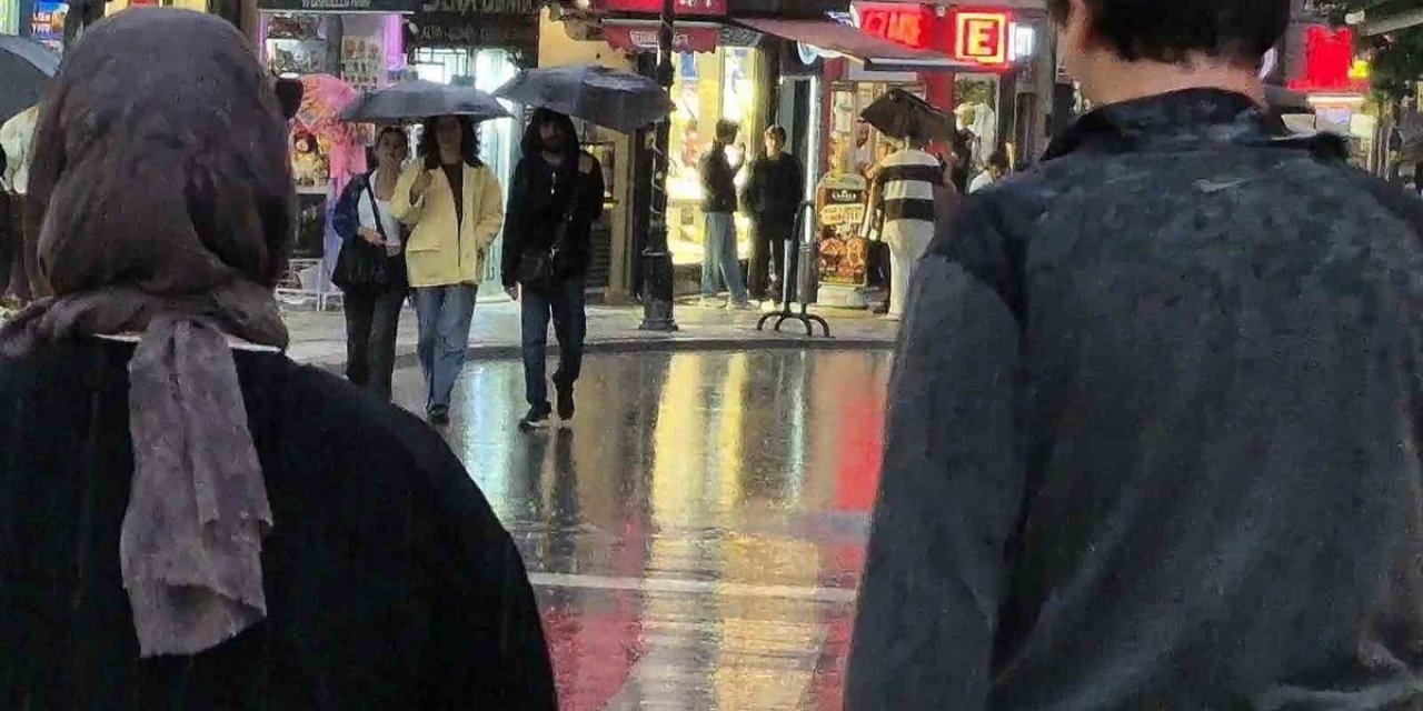 Bartın'da Fırtına Ve Sağanak Ağaçları Devirip Elektrik Kesintilerine Yol Açtı