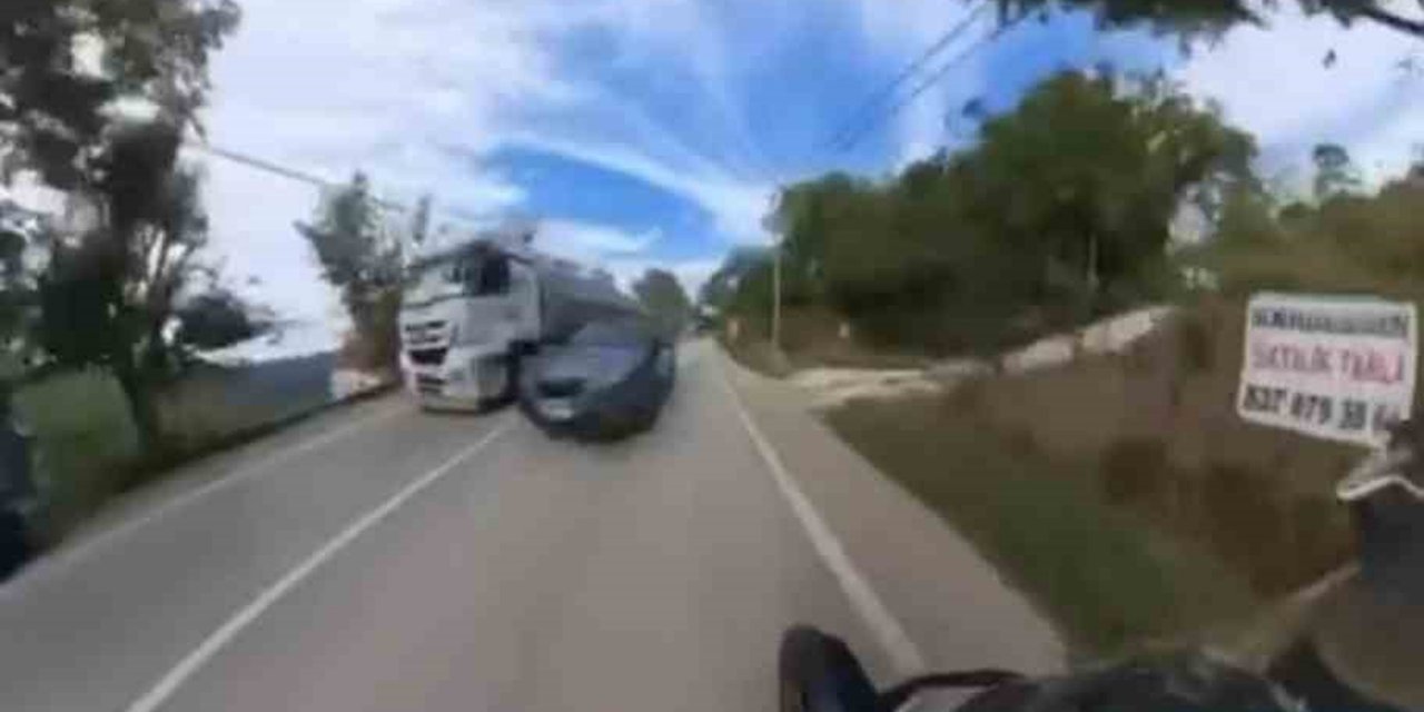 Bursa Osmangazi'de Tırı Sollayan Otomobil Motosikletle Kafa Kafaya Gelmekten Kurtuldu
