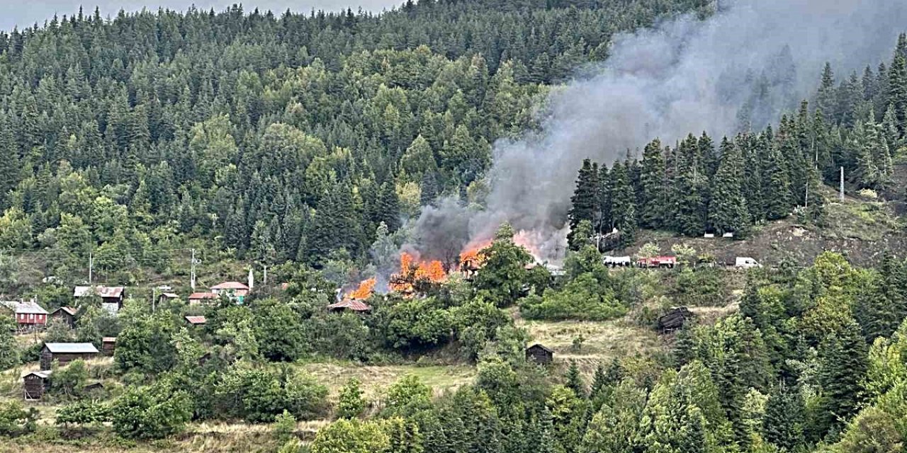 Kastamonu İnebolu'da Ev Yangını Üç Eve Daha Sıçradı, Ekipler Müdahale Ediyor