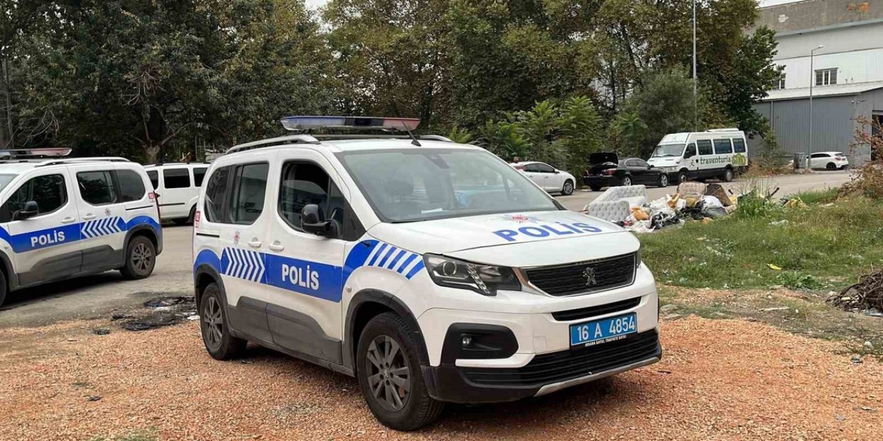 Bursa Osmangazi'de Otomobile Kilitlenen Kadın, Polise Zor Anlar Yaşattı