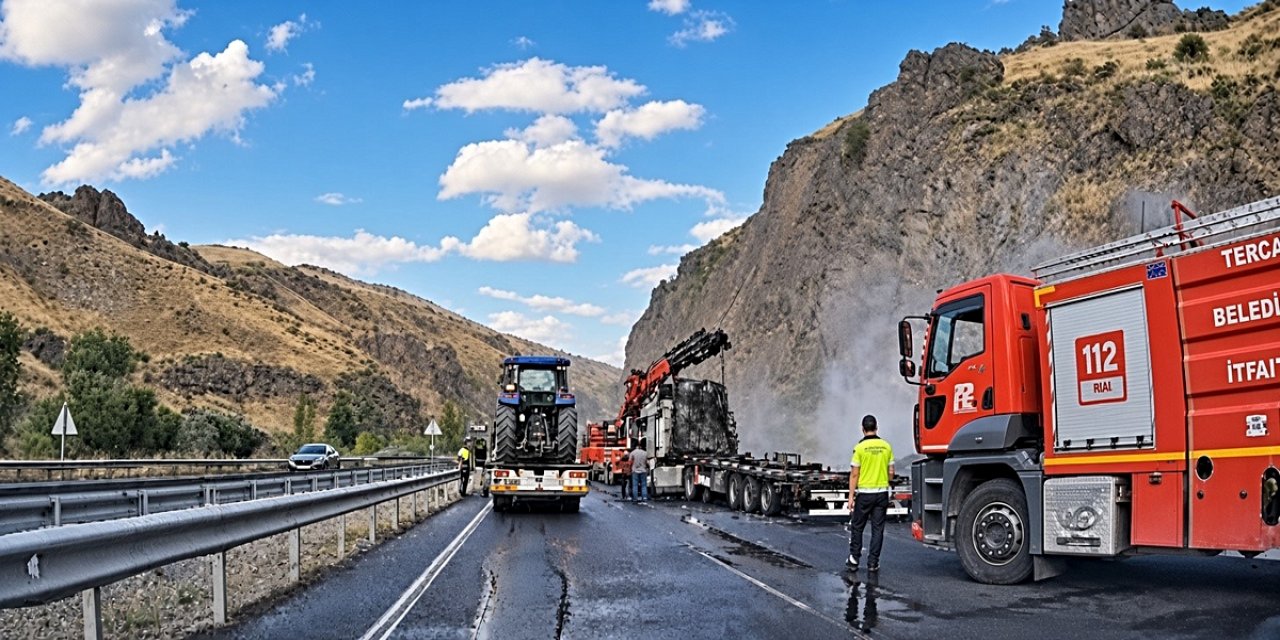 Erzincan Tercan'da Hayvan Yemi Yüklü Tır, Balata Kıvılcımıyla Tamamen Yandı