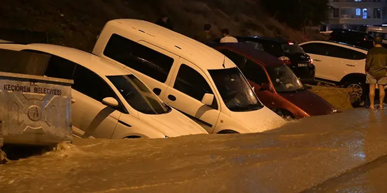 Ankara'da Sel Nedeniyle Çöken Yolda Çok Sayıda Araç Hasar Gördü
