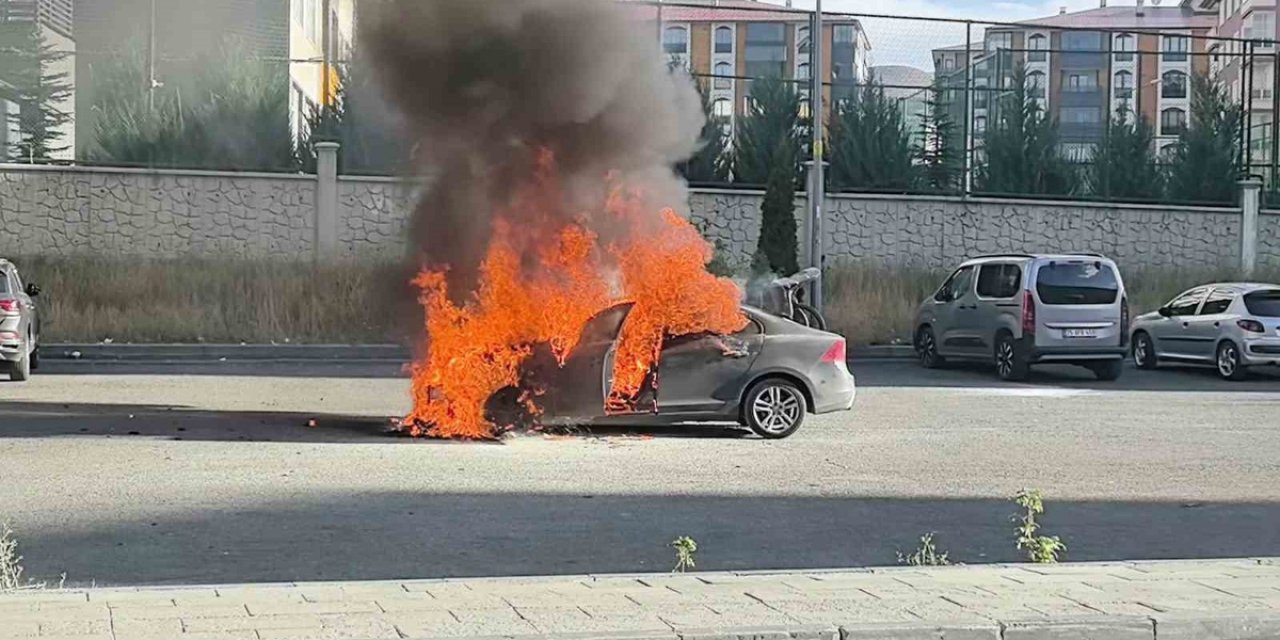 Erzurum Palandöken'de Alev Alan Otomobilde Art Arda Patlamalar Yaşandı