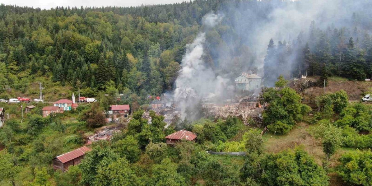 Kastamonu İnebolu Deresökü'de Yangında 11 Ev Küle Döndü, Hasar Havadan Görüntülendi