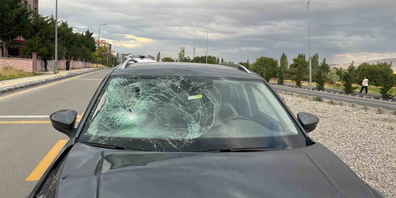 Niğde Sarıköprü'de Otomobil İle Elektrikli Bisiklet Çarpıştı, 1 Kişi Yaralandı