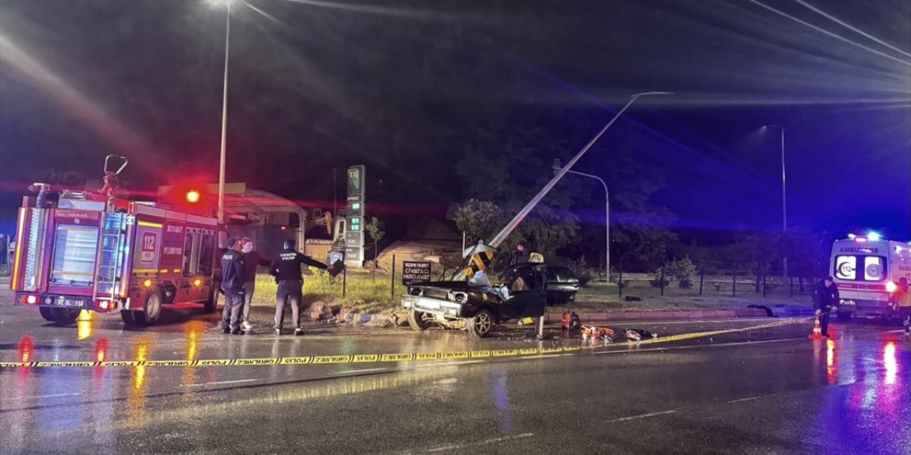 Sinop Boyabat'ta Refüjdeki Direğe Çarpan Otomobilde 1 Kişi Öldü, 2 Kişi Yaralandı.