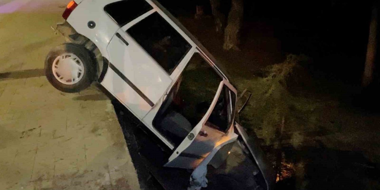 Mersin Erdemli'de Otomobil Tabiat Parkı Çitlerini Kırdı, 2 Kişi Hafif Yaralandı