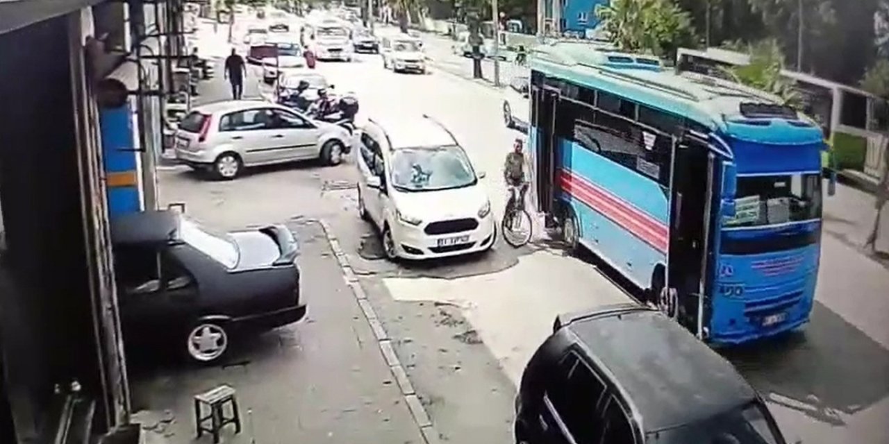 Adana Yüreğir'de Açık Arka Kapılı Halk Otobüsü Bisikletliyi Düşürdü, Şoför Durmadı