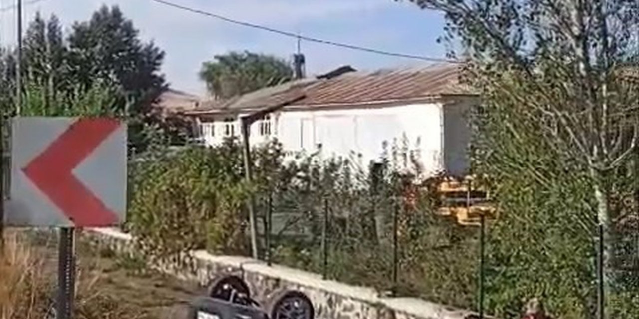 Elazığ-Bingöl Karayolunda Araç Şarampole Devrildi, 2 Kişi Yaralandı