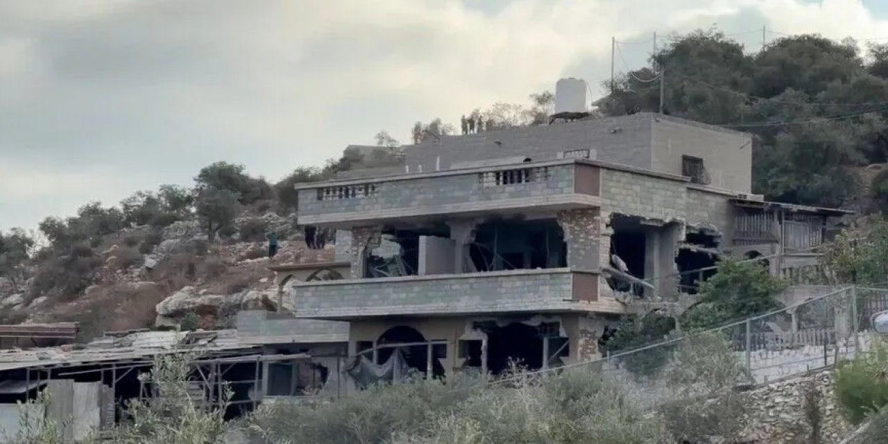 İsrail Ordusu Batı Şeria'da Alıkoyduğu Filistinlinin Evini Patlayıcılarla Yıktı