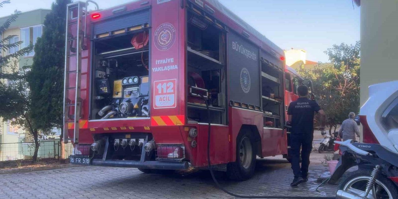 Bursa Mudanya'da Apartman Garajındaki Odun Yangını Sakinlerin Müdahalesiyle Söndü