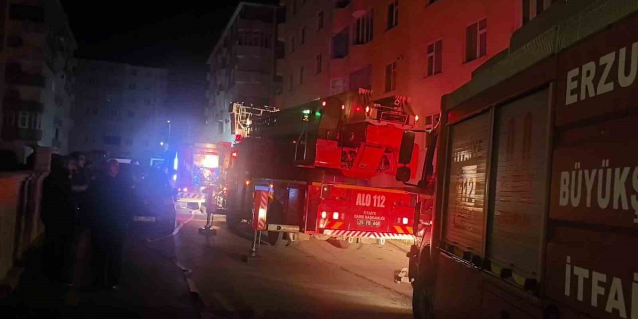 Erzurum Palandöken'de 6 Katlı Apartmanda Yangın Çıktı, Mahsur Kalanlar Tahliye Edildi