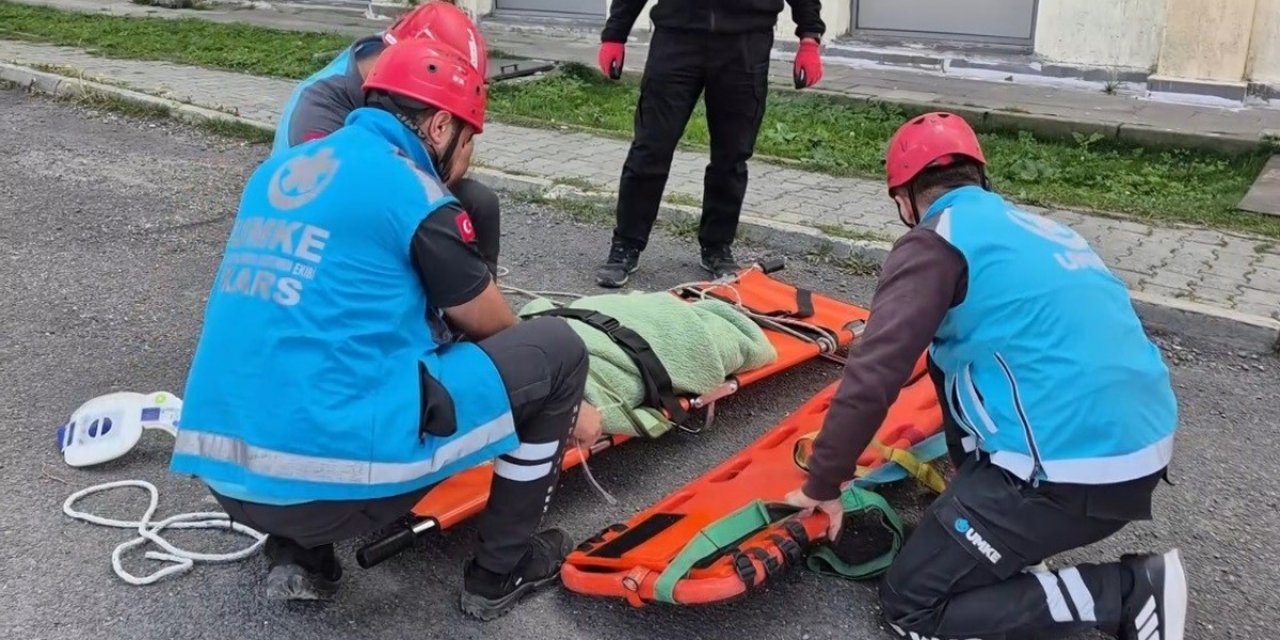 Kars Sarıkamış'ta 6.5 Büyüklüğünde Deprem Tatbikatında 2 Yaralı Sevk Edildi