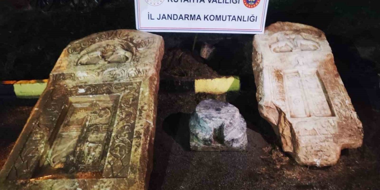 Kütahya Aslanapa'da 2 Roma Lahit Kapağı İle Tarihi Yüzük Ele Geçirildi