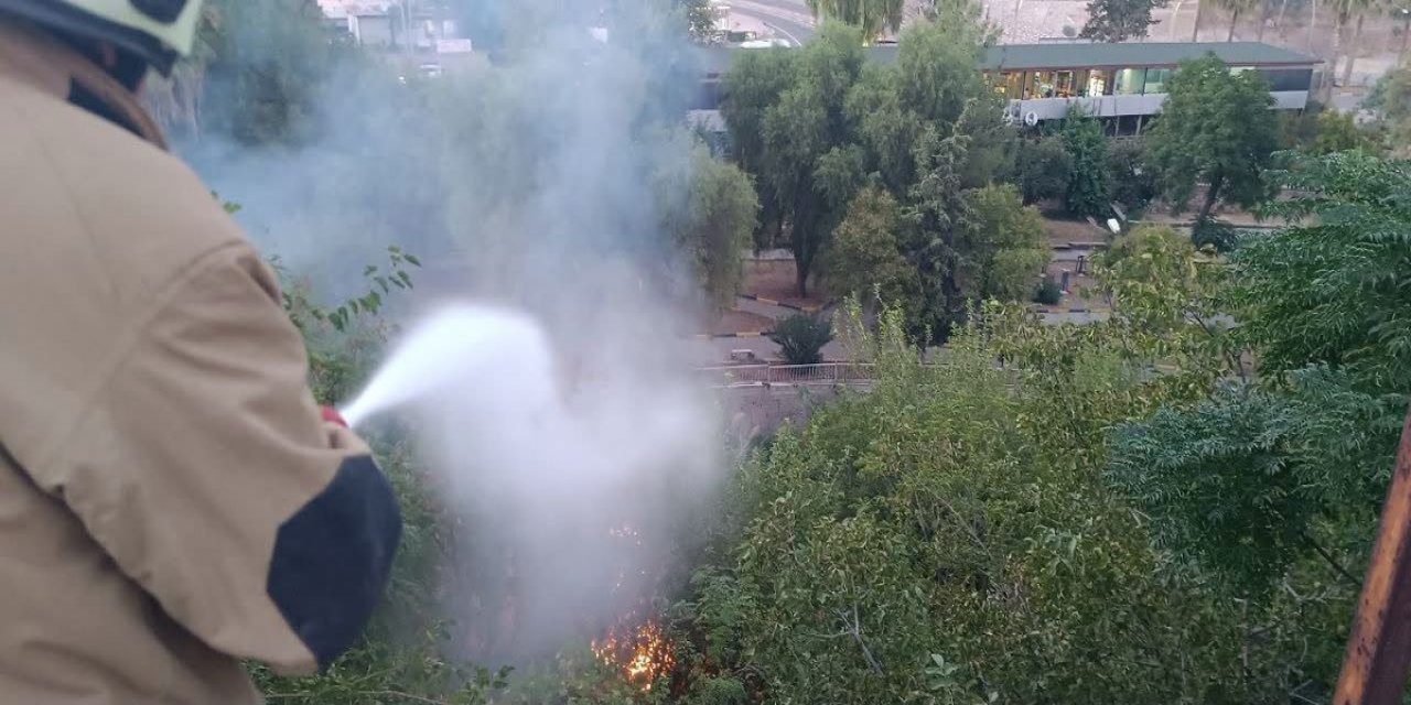 Hatay Kırıkhan'da Bahçe Yangını İtfaiyenin Müdahalesiyle Kontrol Altına Alındı