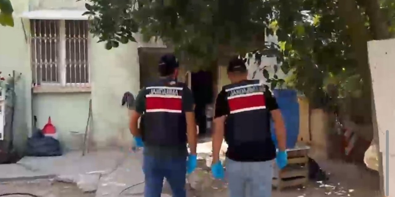 Adana Seyhan'da Jandarma Operasyonunda 1 Ton 670 Litre Kaçak Alkol Ele Geçirildi