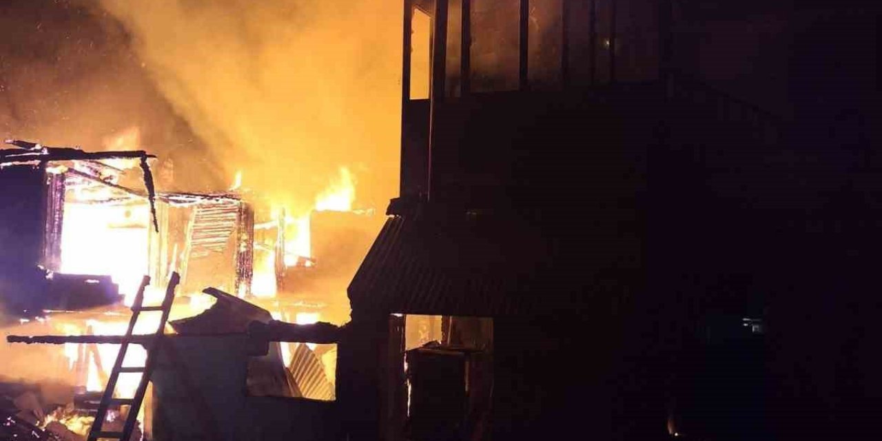 Bolu Gerede'de Ahşap Samanlıkta Çıkan Yangın 2 Katlı Eve Sıçradı, Söndürüldü