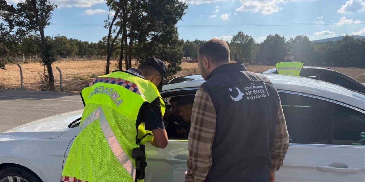 Bilecik'te Jandarmanın 14 Noktalı Göç Uygulamasında 3 Aranan Şahıs Yakalandı
