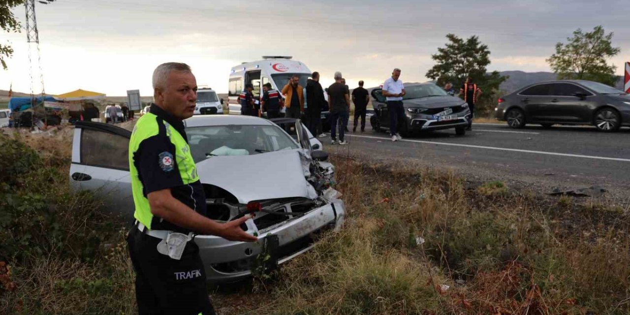 Nevşehir'de Otomobil Şarampole Savruldu, 2'si Çocuk 6 Kişi Yaralandı