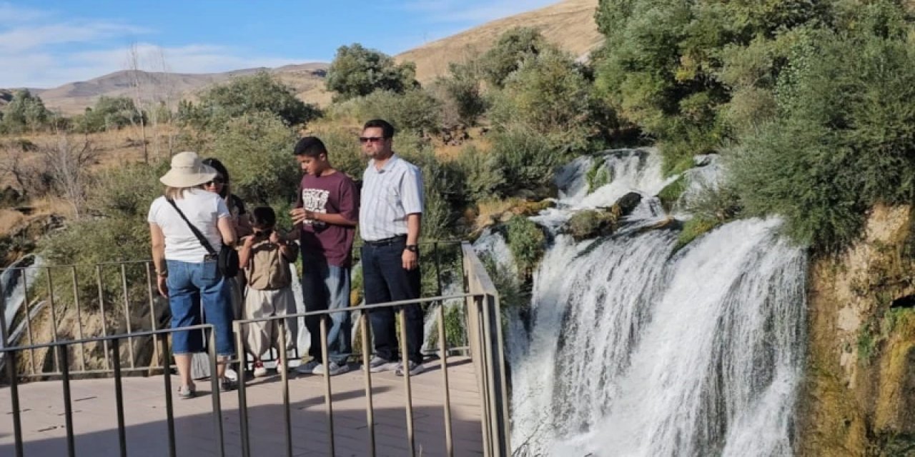 İranlı Turistlerden Muradiye Şelalesi’ne Büyük İlgi