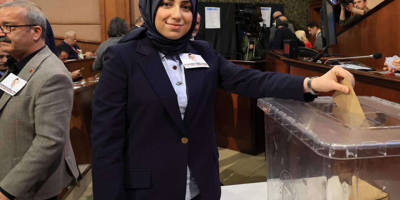 Üsküdar'da CHP'ye Bir Darbe Daha! Eski Belediye Başkan Yardımcısı Partiden İstifa Etti