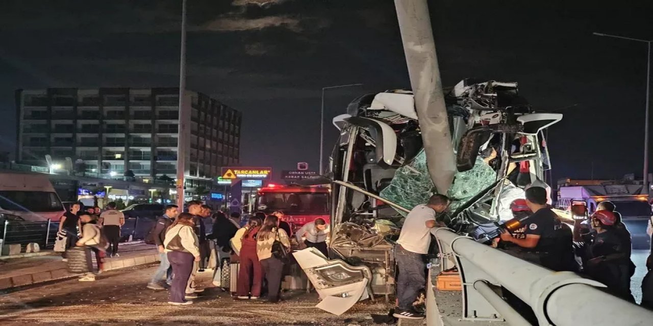 Hatay'dan Giresun'a Giden Otobüs Adana'da Yön Tabelası Direğine Çarptı: 11 Yaralı