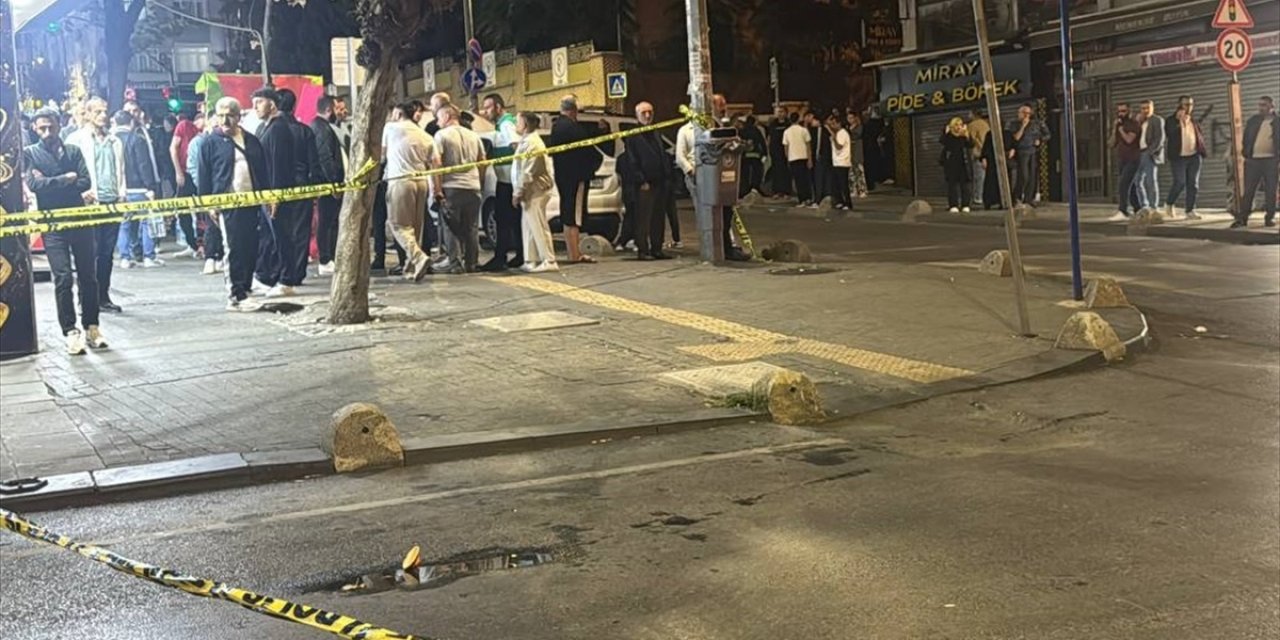 Esenler'de Bıçakla Polise Yönelen Şüpheli Silahla Vuruldu, Bir Bekçi Hafif Yaralandı