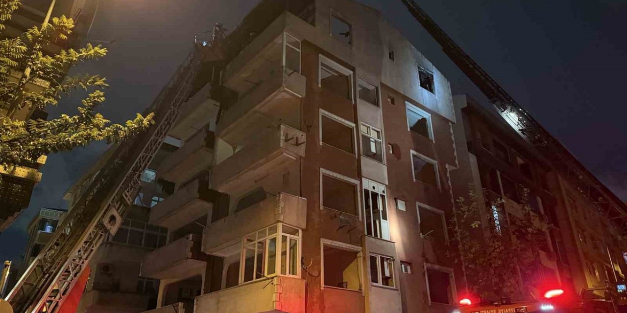 Güngören'de Dönüşüm İçin Boşaltılan 5 Katlı Binanın Çatısındaki Yangın Söndürüldü