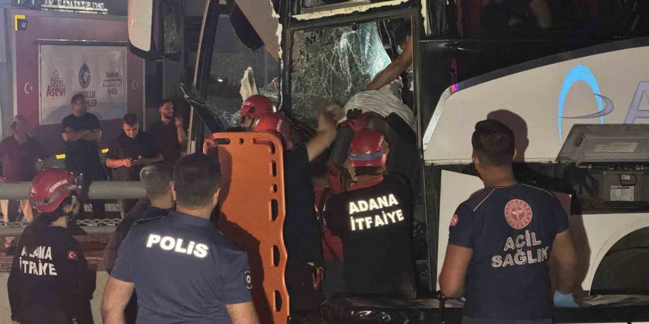 Adana'da Otobüs Alt Geçit Duvarına Çarptı, 11 Kişi Yaralandı, Sürücü Kurtarıldı