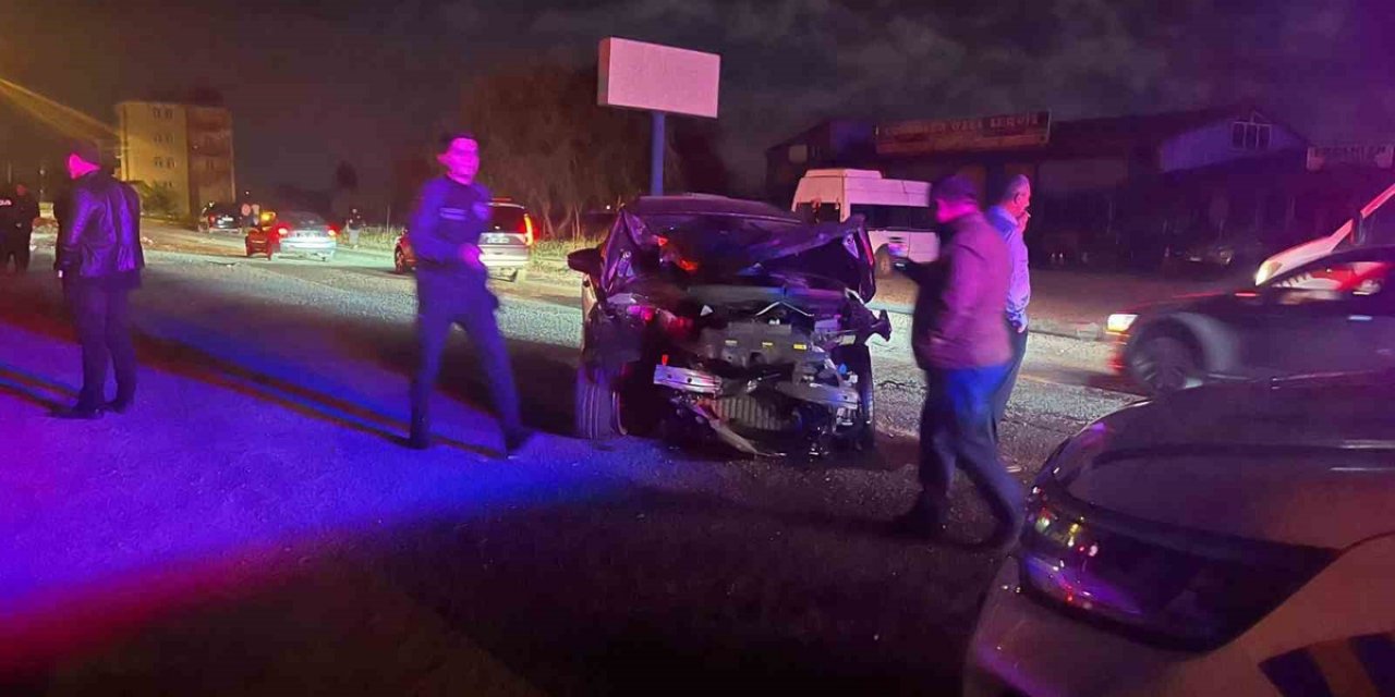 Kars'ta Otomobil Aydınlatma Direğine Çarptı, 1'i Kadın 4 Kişi Yaralandı
